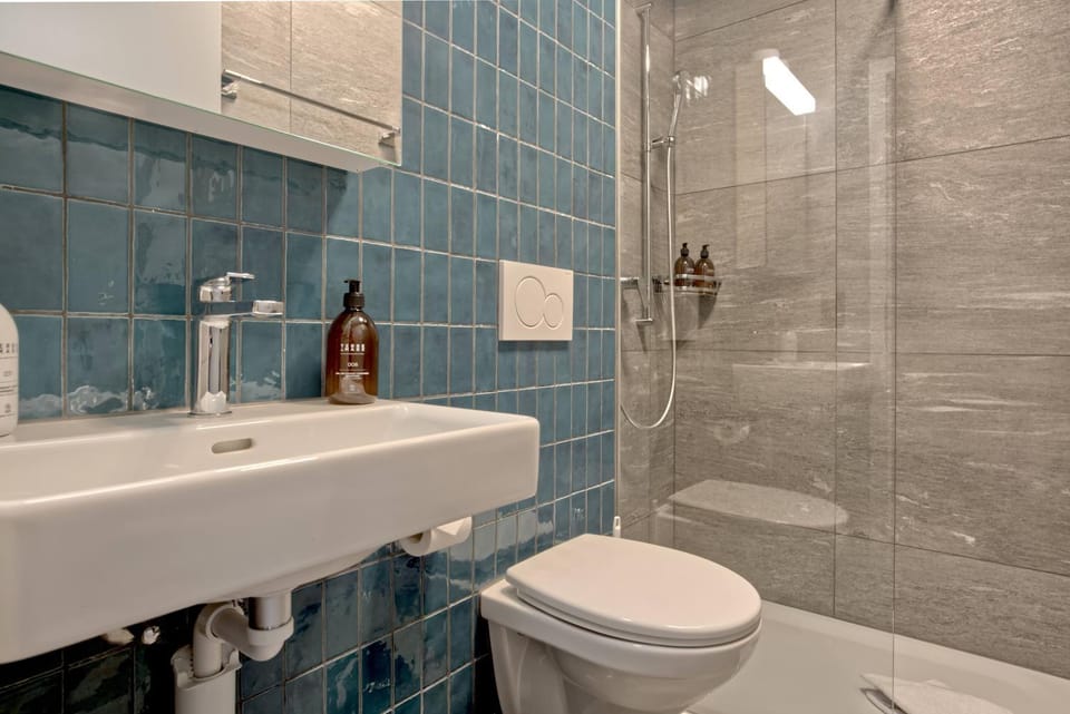 Shower, Toilet, Bathroom, towels