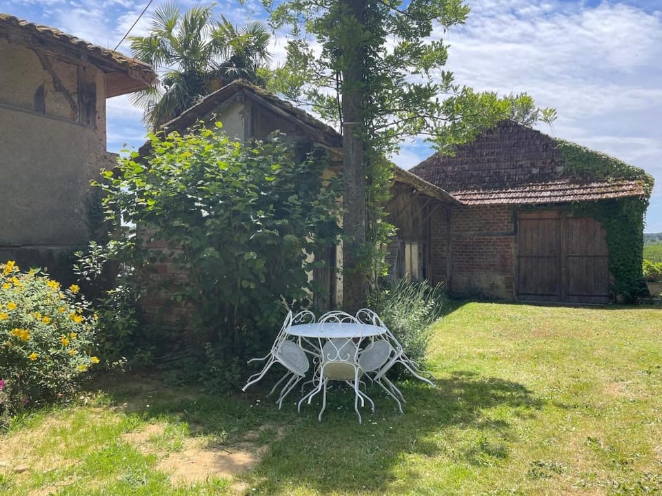 Gite de FRIZOT, 5 minutes de Nogaro, all inclusiv House in Occitanie
