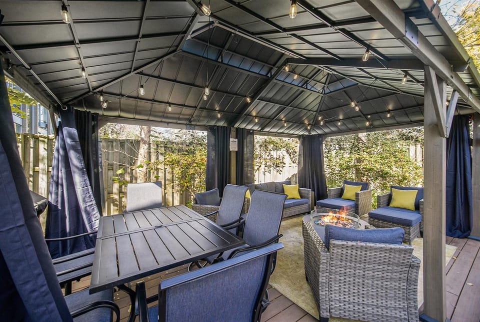 Hot Tub Theater Sauna Deck Fire Pit Walk to StadiumDowntownPark House in Ann Arbor