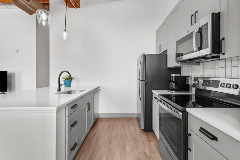 Kitchen or kitchenette, dishwasher, stove