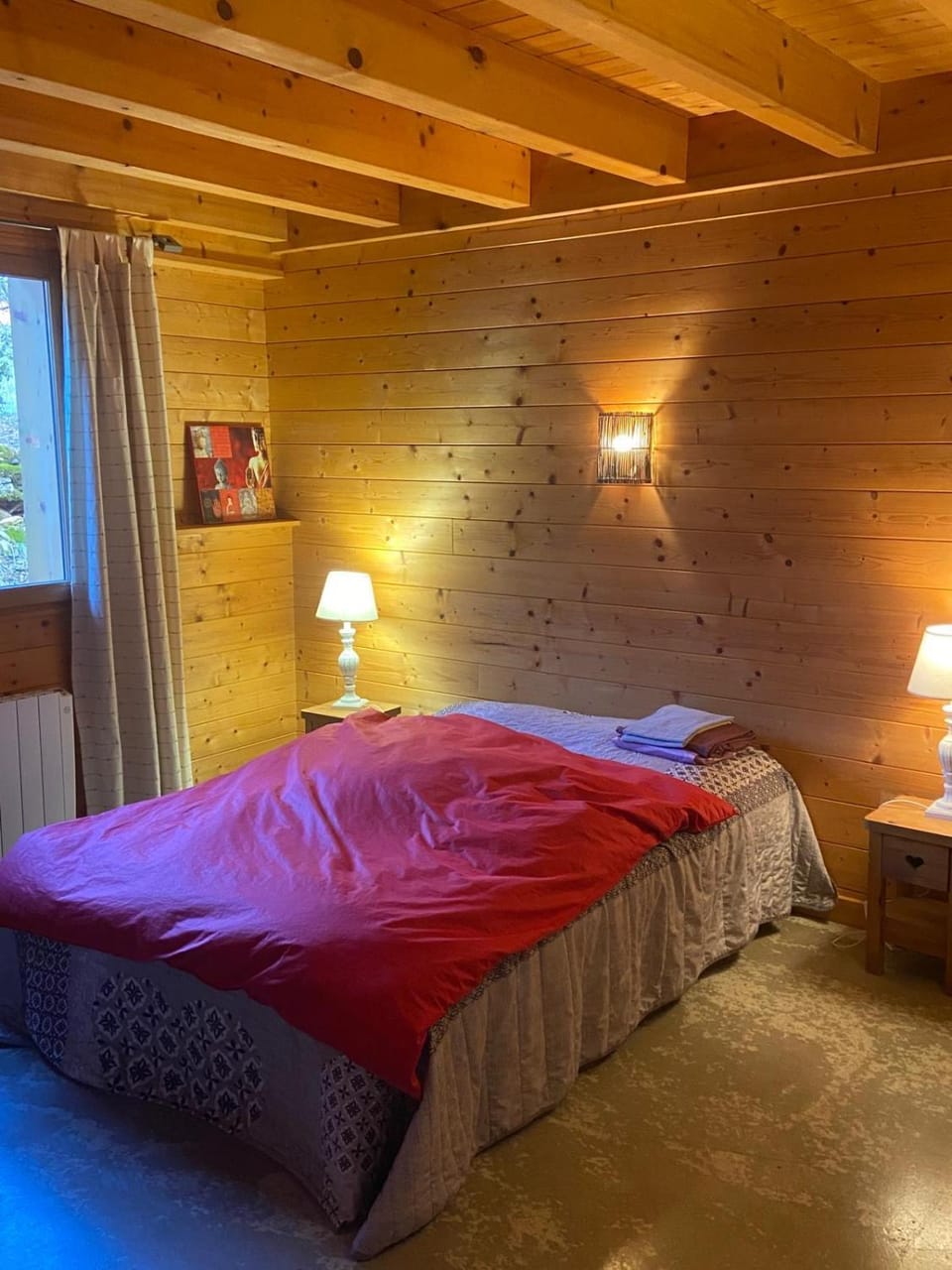 Photo of the whole room, Bedroom