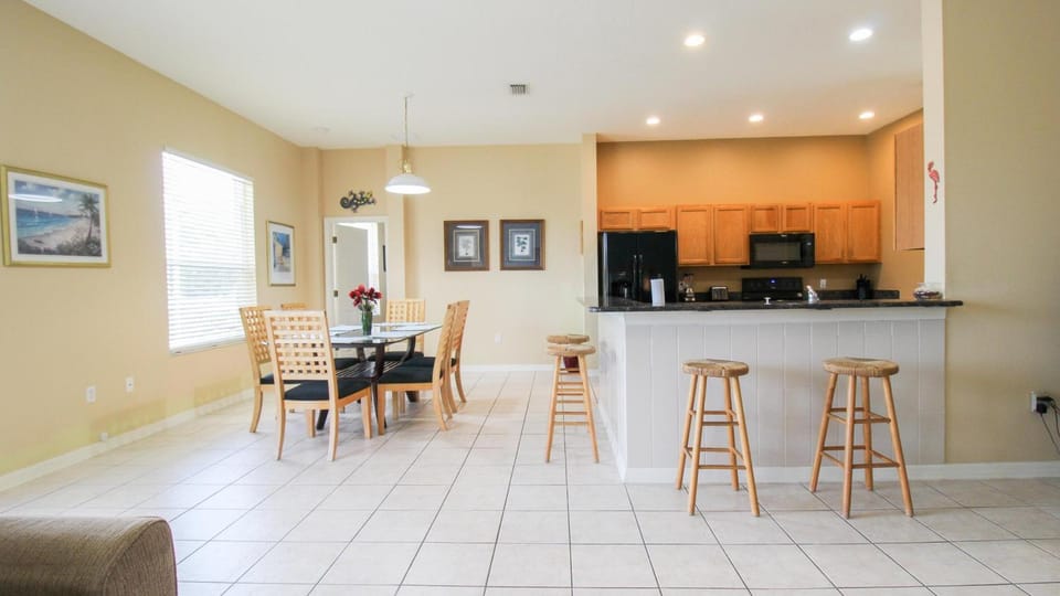 Sabal Harbour pool home with lake views - Harbour Happiness House in Bradenton