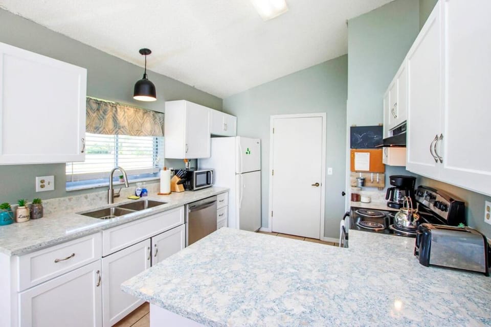 Spacious lakefront pool home in North Fort Myers House in North Fort Myers