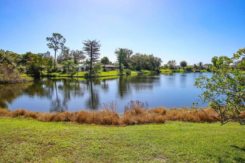 Spacious lakefront pool home in North Fort Myers House in North Fort Myers