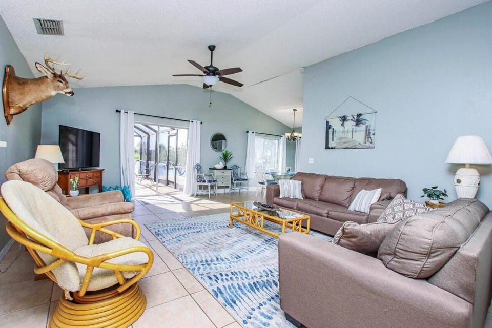 Spacious lakefront pool home in North Fort Myers House in North Fort Myers