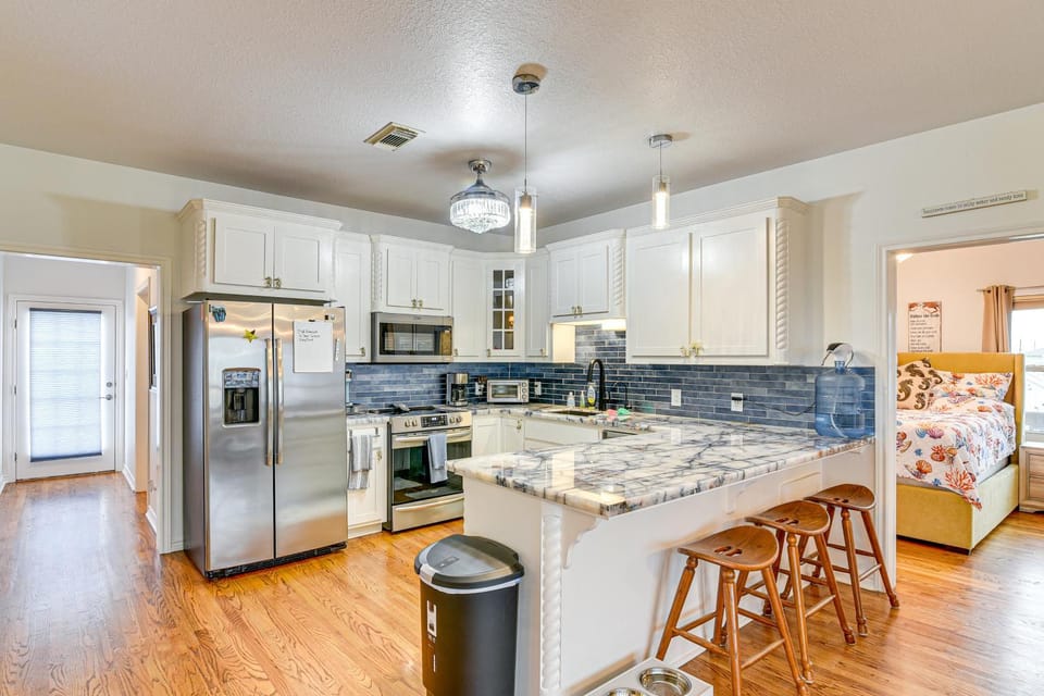 Near Surfside Jetty County Park: Home w/ Deck! House in Surfside Beach