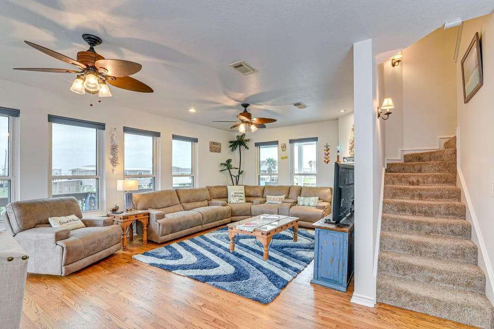Near Surfside Jetty County Park: Home w/ Deck! House in Surfside Beach
