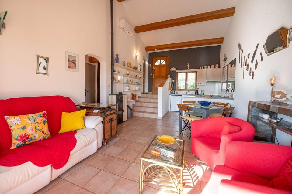 Maison climatisée pour 5 personnes , au clame , jardin arboré proche commerces Villa in Le Lavandou