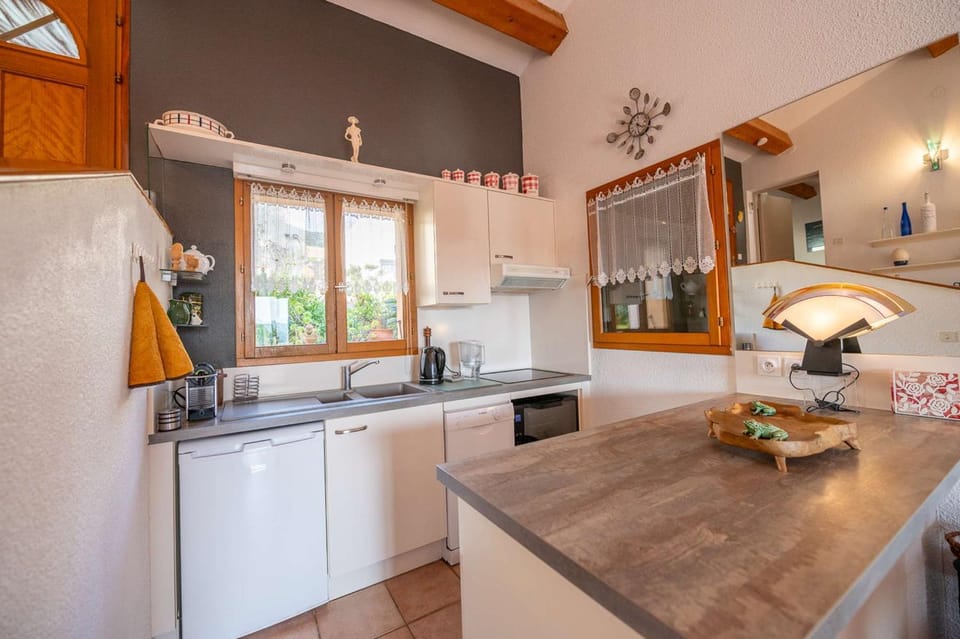 Maison climatisée pour 5 personnes , au clame , jardin arboré proche commerces Villa in Le Lavandou