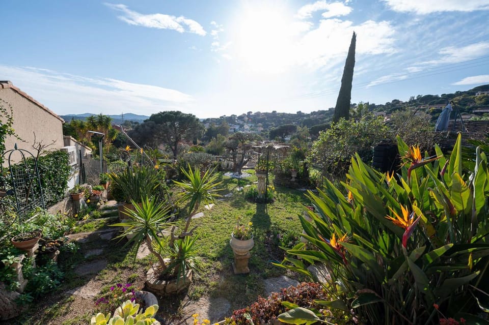 Maison climatisée pour 5 personnes , au clame , jardin arboré proche commerces Villa in Le Lavandou