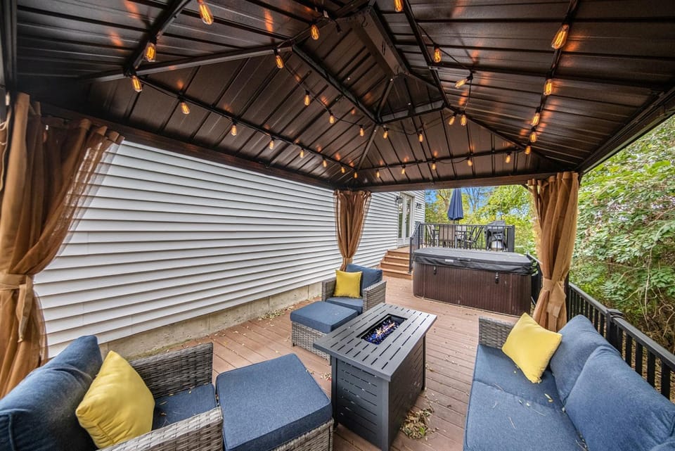 Games Hot Tub Sauna Walk Downtown Theater Arcade Park Side City View Villa in Ann Arbor