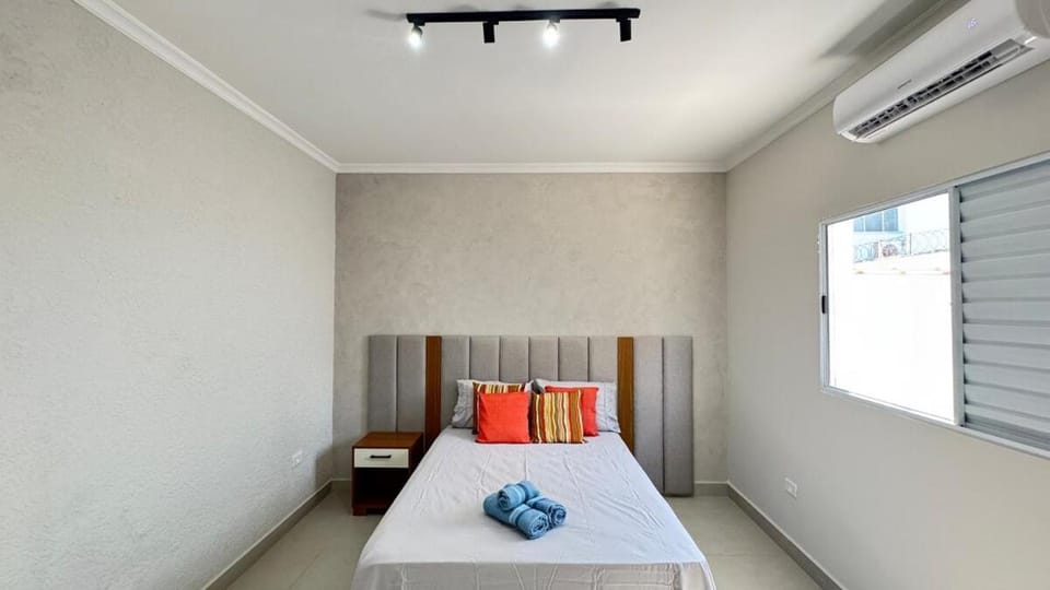 Bed, Photo of the whole room, air conditioner