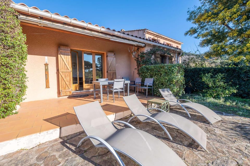 Maison pour 6 personnes , climatisée à 500 m de la plage de Saint Clair Villa in Le Lavandou