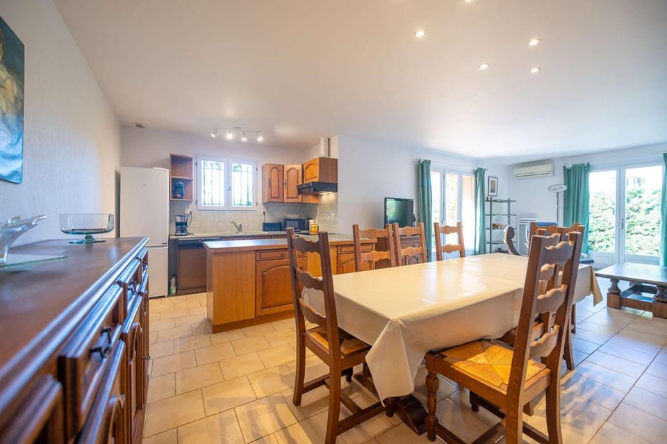 Maison pour 6 personnes , climatisée à 500 m de la plage de Saint Clair Villa in Le Lavandou