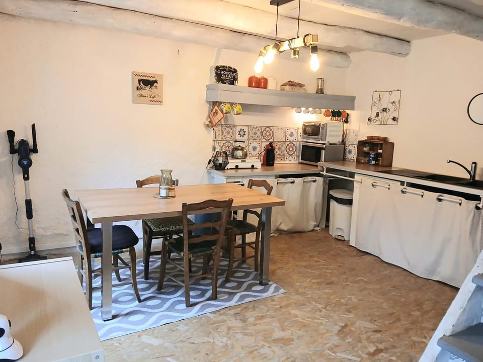 Kitchen or kitchenette, stove