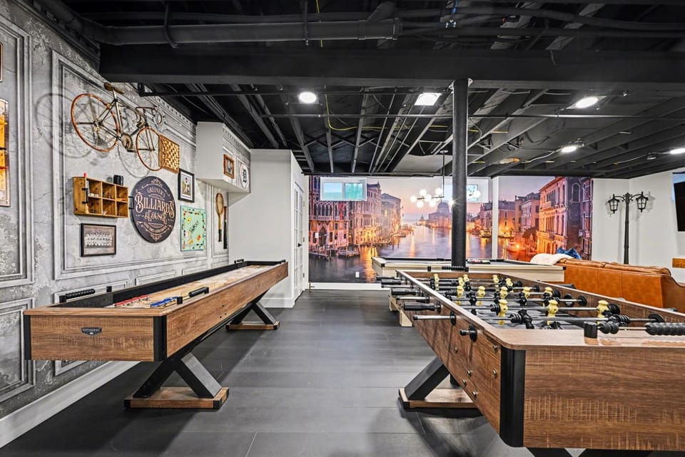 Hot Tubs Game Room Saunas Theater Walk StadiumDowntownPark Decks Villa in Ann Arbor