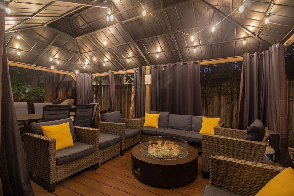 Hot Tubs Game Room Saunas Theater Walk StadiumDowntownPark Decks Villa in Ann Arbor