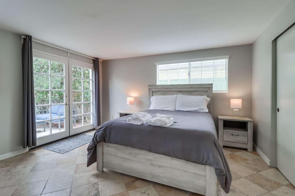 Half block to bay steps to ocean AC large patio House in Mission Beach