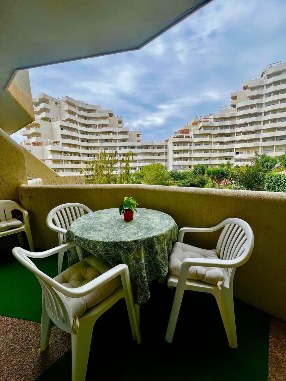 Benalbeach Relaxing Garden View Studio Apartment in Benalmadena
