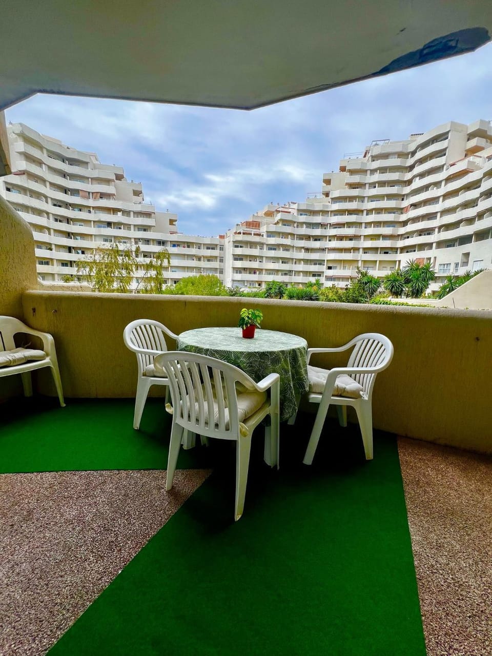 Benalbeach Relaxing Garden View Studio Apartment in Benalmadena
