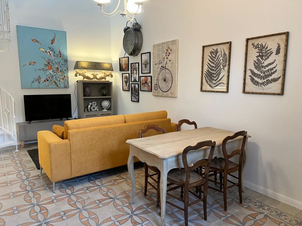 Communal lounge/ TV room, TV and multimedia, Living room, Seating area, Evening entertainment