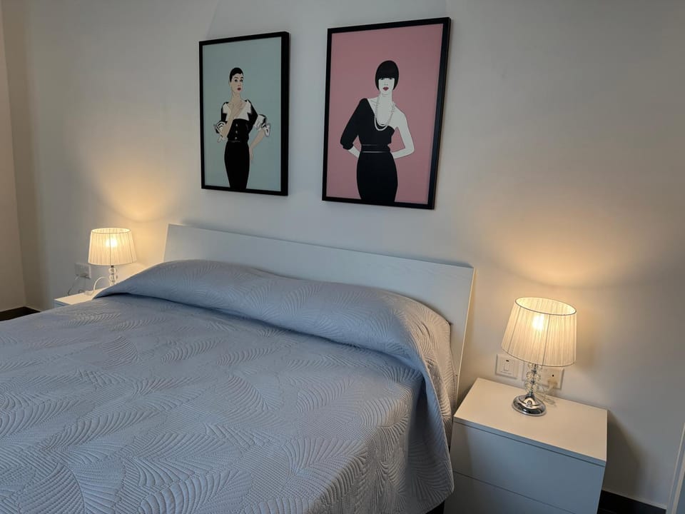 Bed, Photo of the whole room, Decorative detail, Bedroom