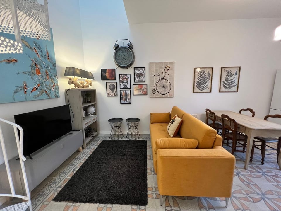 TV and multimedia, Living room, Seating area, Evening entertainment