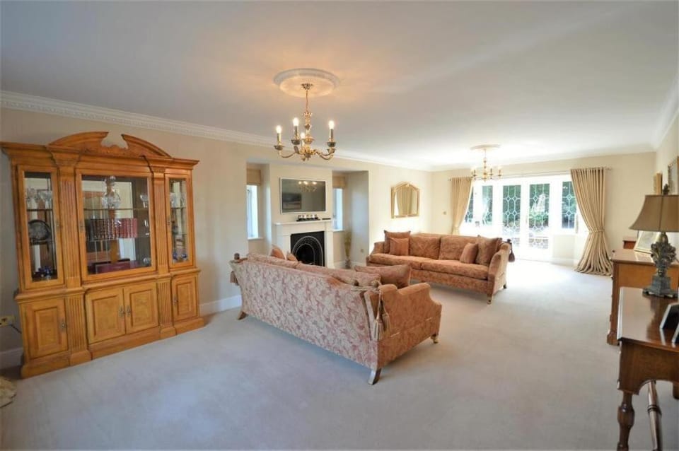 Lavish4Bed Mansion in Warrington Apartment in Warrington