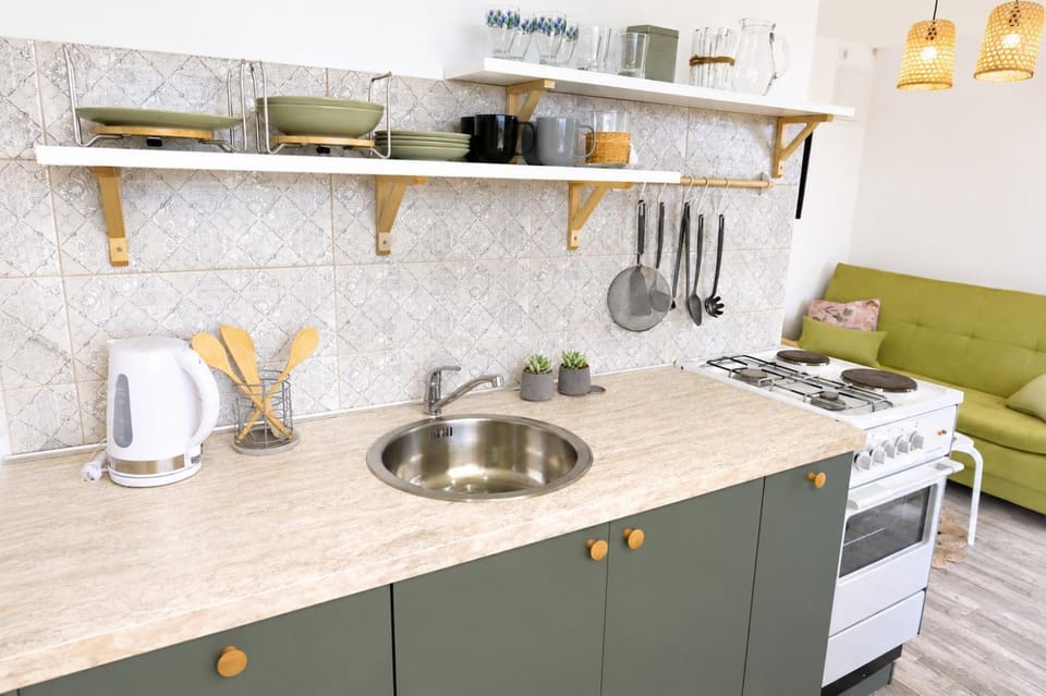 Coffee/tea facilities, Kitchen or kitchenette, stove