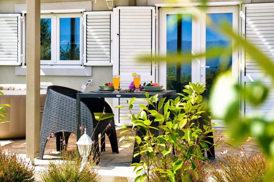 Patio, Garden, Dining area, Garden view