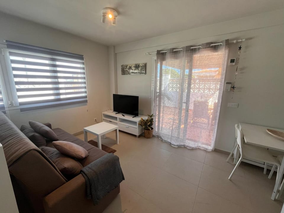 Communal lounge/ TV room, TV and multimedia, Living room, Seating area, Dining area