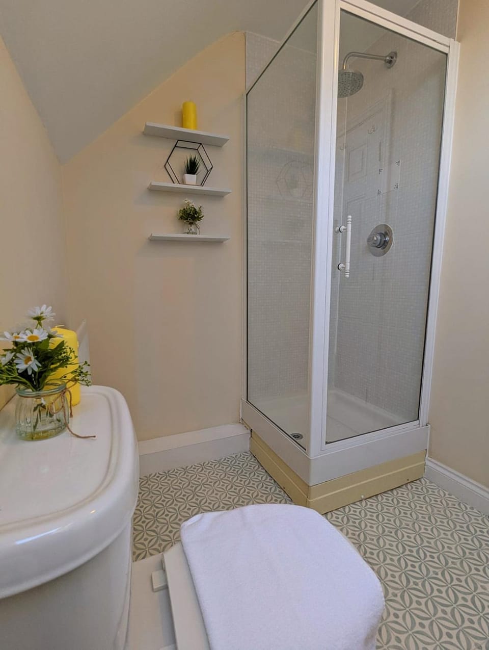 Cosy 3 story home House in England