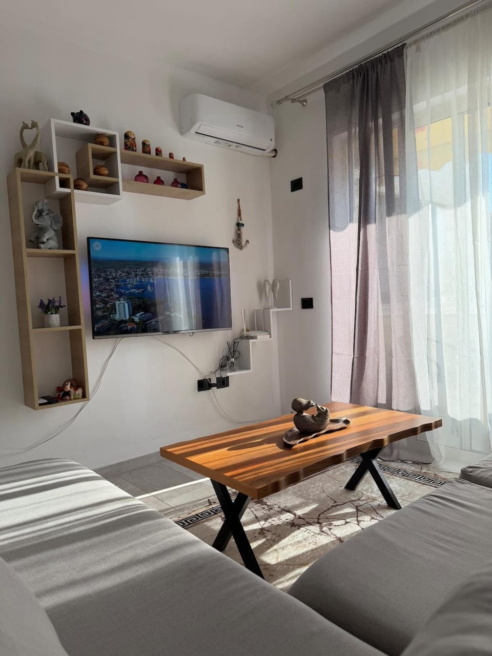 Communal lounge/ TV room, TV and multimedia, Living room, Photo of the whole room, Seating area, Evening entertainment, Bedroom, air conditioner