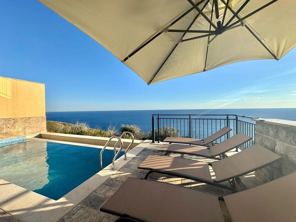 Day, Natural landscape, Balcony/Terrace, Pool view, Swimming pool, sunbed