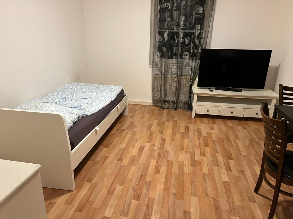 Günstige Ferien- und Monteurswohnung in Böhlen südlich von Leipzg Nähe A72 Apartment in Saxony