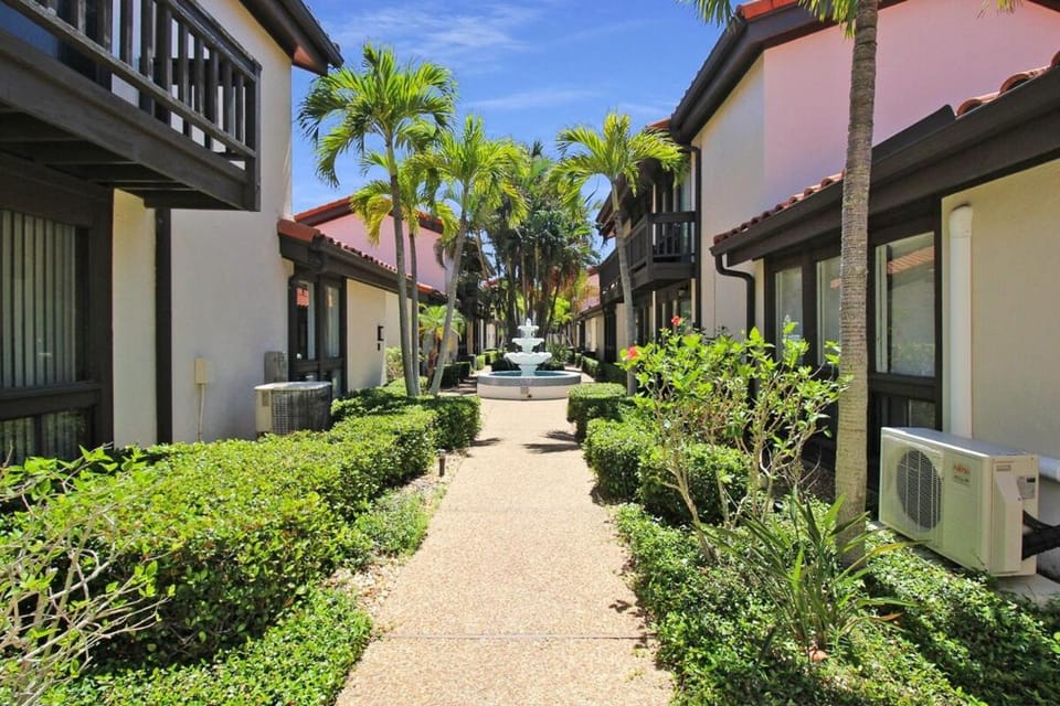 Property building, Day, Neighbourhood, Garden