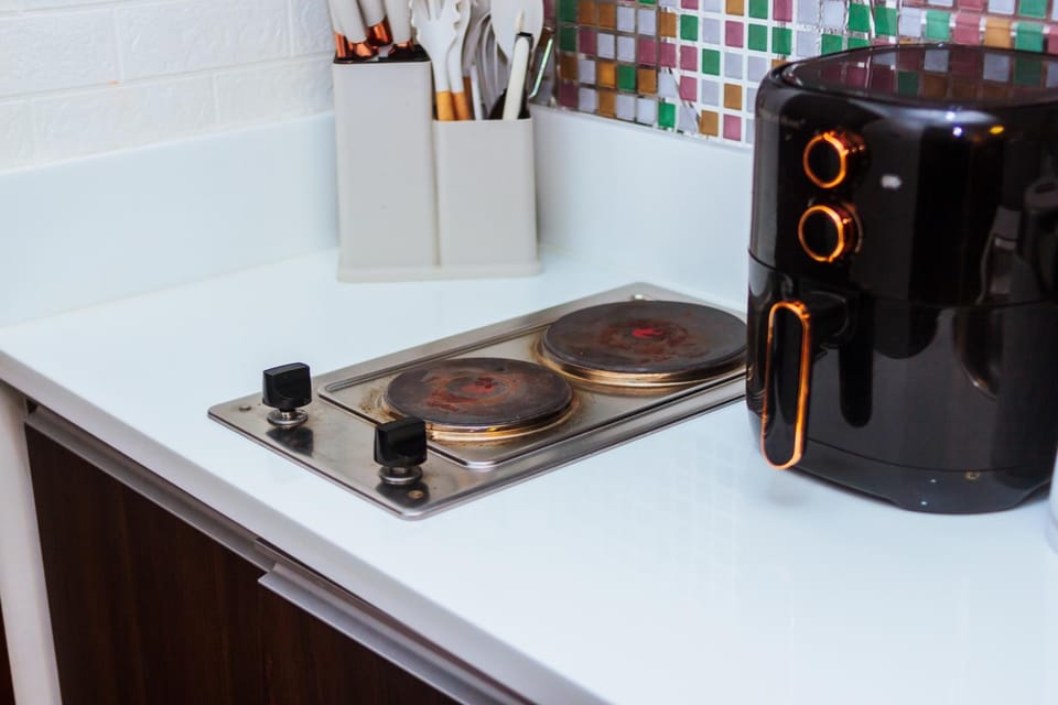 Coffee/tea facilities, Kitchen or kitchenette, stove