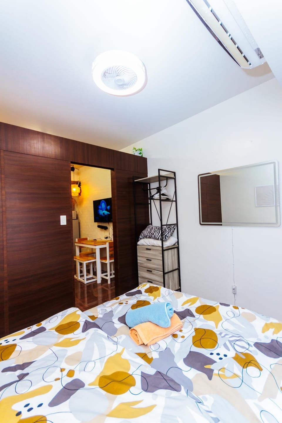 Communal lounge/ TV room, Bed, TV and multimedia, Photo of the whole room, Evening entertainment, Bedroom, hair dresser, wardrobe