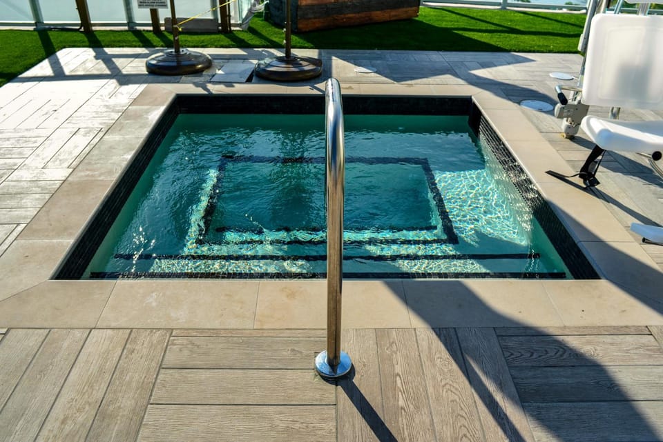 Property building, Hot Tub
