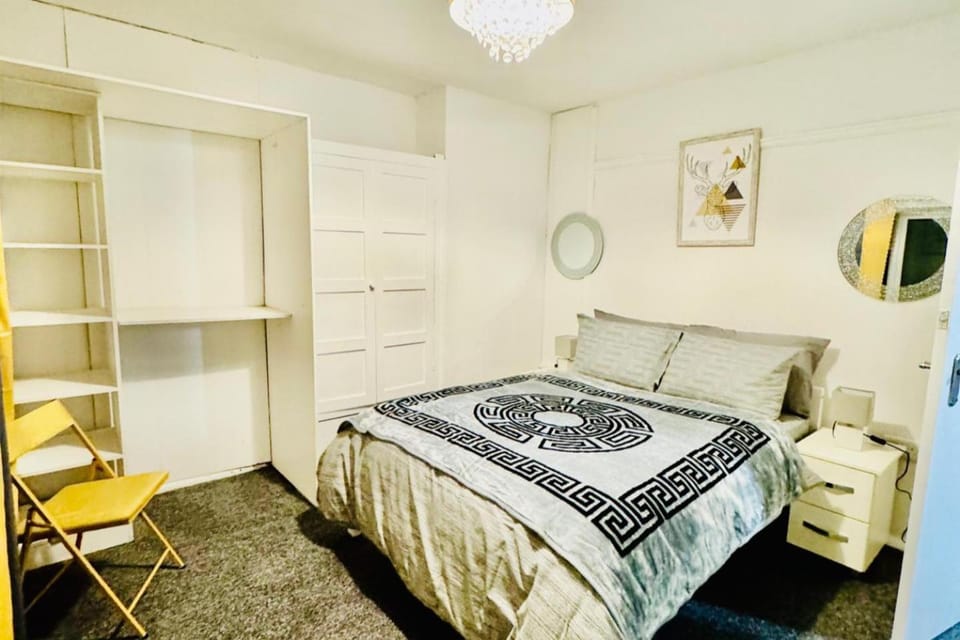 Birmingham 3 bedrooms- Sleeps 6- Free parking House in Wyre Forest District