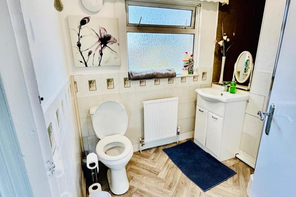 Birmingham 3 bedrooms- Sleeps 6- Free parking House in Wyre Forest District