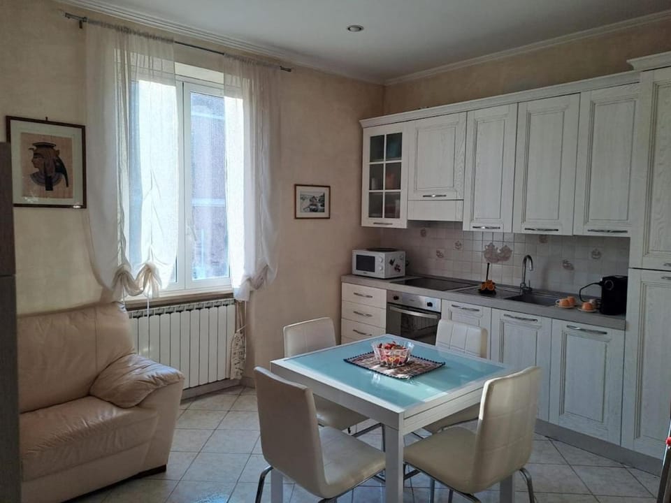 Kitchen or kitchenette, Seating area, Dining area, stove