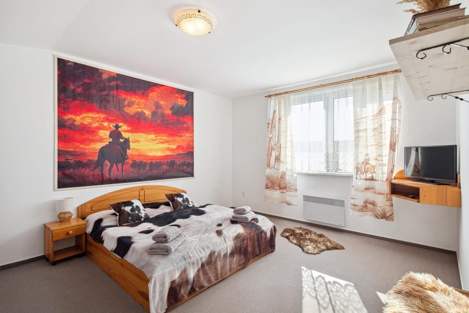 Bed, TV and multimedia, Bedroom, towels