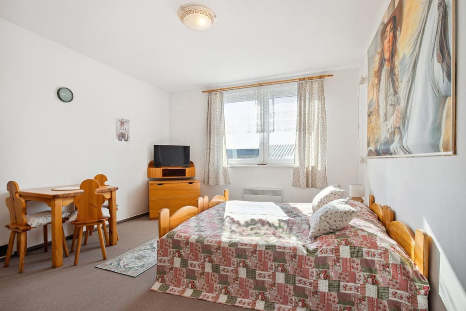 Bed, TV and multimedia, Seating area, Dining area, towels