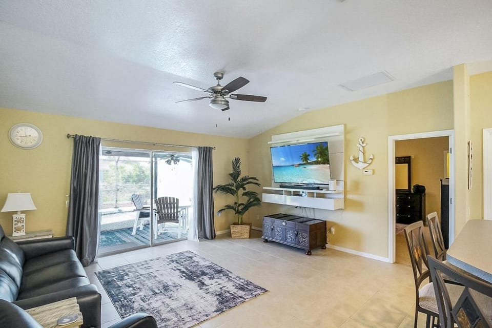 TV and multimedia, Living room, Seating area, Evening entertainment