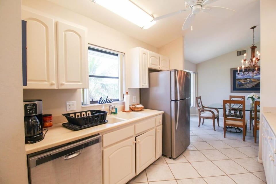 Kitchen or kitchenette, dishwasher, oven