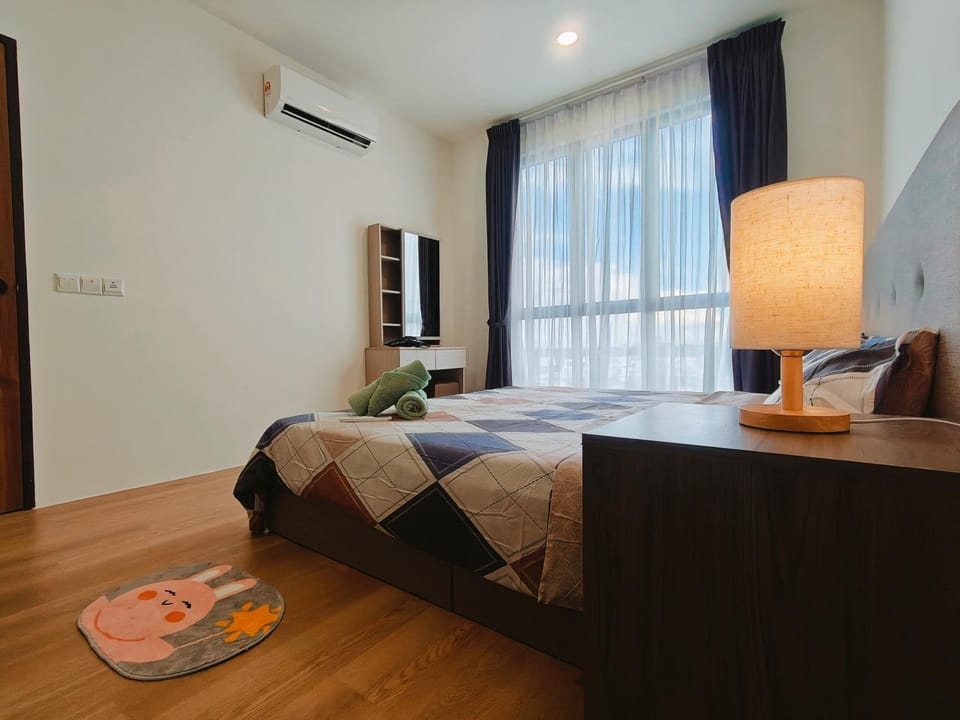 Bed, Living room, Photo of the whole room, Seating area, Bedroom, air conditioner