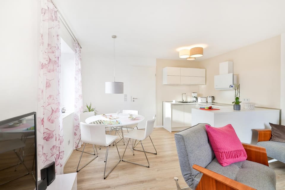 Kitchen or kitchenette, Living room, Seating area, Dining area, oven, pet friendly