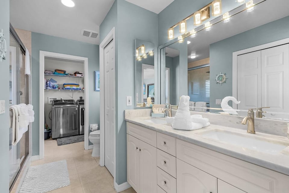 401 Pet-Friendly, Pirate's Cove Retreat home House in Estero Island