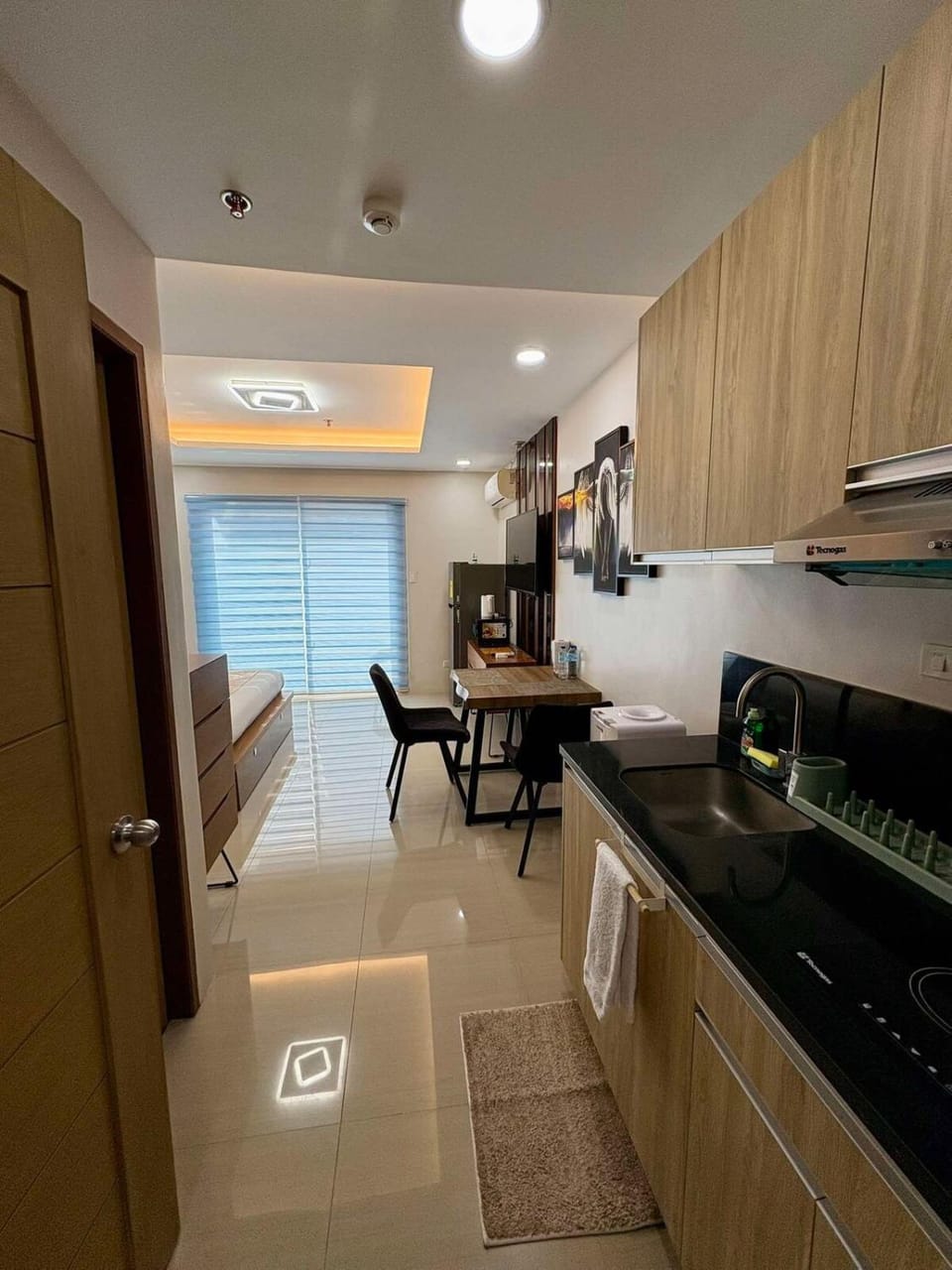 Sheryll Escapes - Angelic Premiere studio with balcony WiFi & Housekeeping Apartment in Angeles